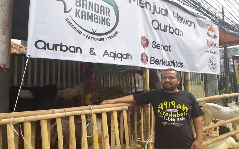 Salim Hamdun (38) pemilik lapak Bandar Kambing menjual kambing di pinggir Jalan Tanah Abang untuk Kurban Iduladha. JIBI - Bisnis/Nyoman Ari Wahyudi