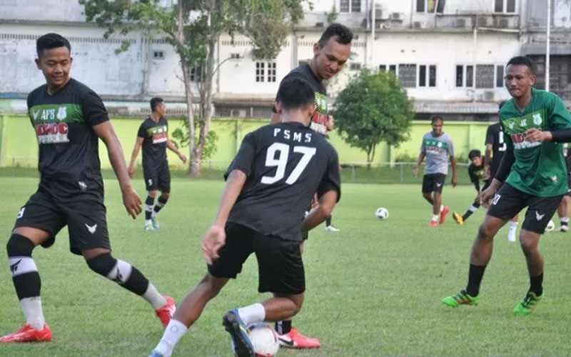 Para pemain PSMS Medan berlatih di Stadion Kebun Bunga Medan. - Antara