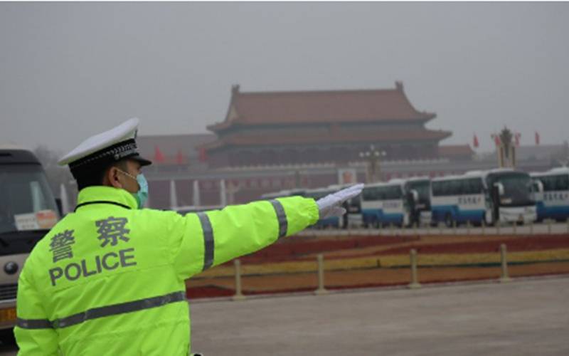 Ilustrasi - Polisi mengatur lalu lintas di bawah kabut tebal di seberang Kota Terlarang, Beijing - Antara/M. Irfan Ilmie