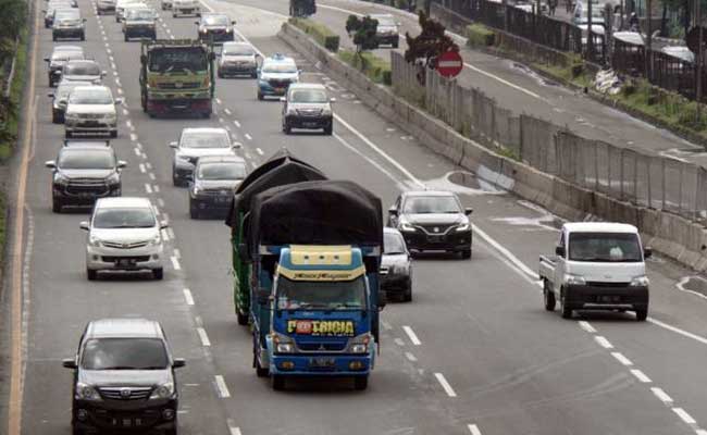  Truk sarat muatan melintas di jalan Tol Lingkar Luar, Jakarta. Bisnis - Himawan L Nugraha