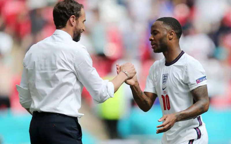 Penyerang Timnas Inggris Raheem Sterling (kanan) dan pelatih Gareth Southgate. - UEFA.com