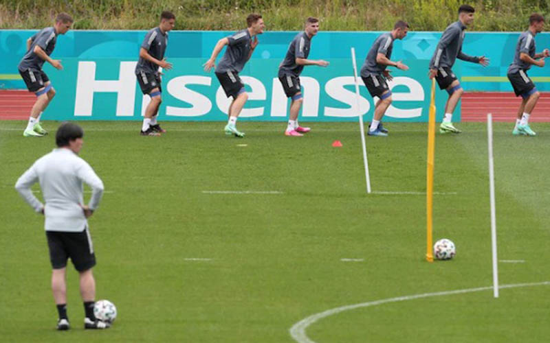 Para pemain Jerman tengah berlatih menjelang pertarungan kontra Hungaria. - UEFA.com