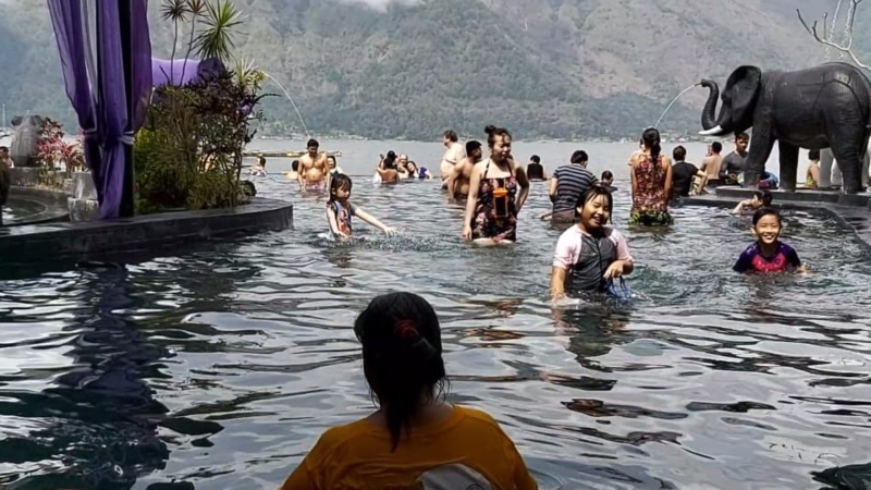 Pengunjung berendam di kolam air panas alami di resor Toya Devasya, yang bersumber langsung dari Gunung Batur, Kintamani, Bangli, Bali, Selasa (4/6/2019). - Bisnis/Tim Jelajah Jawa/Bali 2019