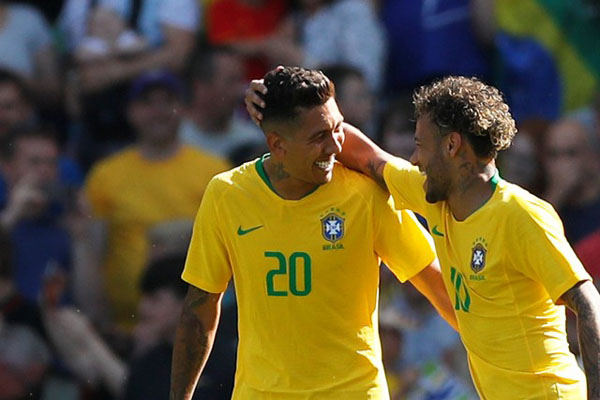 Dua andalan lini depan Timnas Brasil, Neymar da Silva Santos Jr. (kanan) dan Roberto Firmino - Reuters
