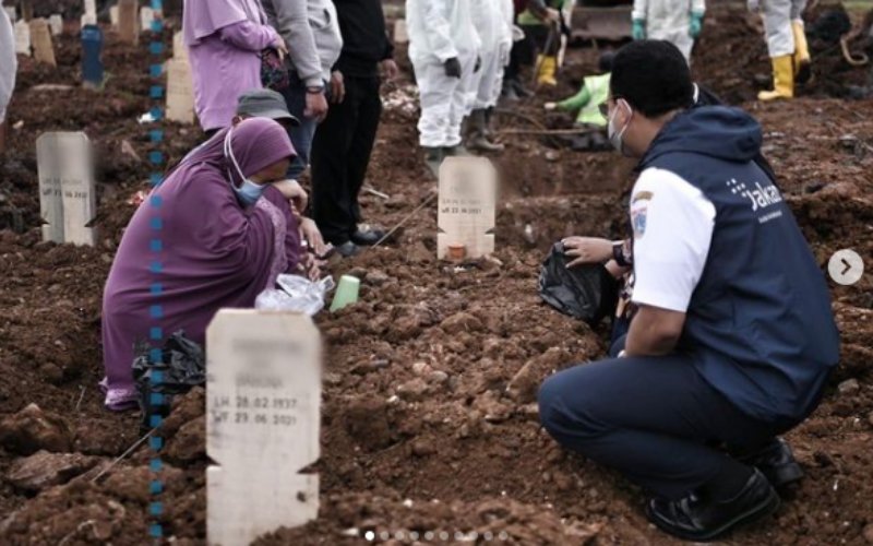 Gubernur DKI Jakarta Anies Baswedan berbincang kepada anggota keluarga dari almarhum yang dimakamkan dengan prosedur korban Covid-19 di Rorotan, Jakarta Utara - Tangkapan Layar Instagram - @aniesbaswedan