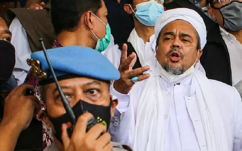Imam Besar Front Pembela Islam (FPI) Habib Rizieq Shihab bersiap menjalani pemeriksaan di Mapolda Metro Jaya, Jakarta, Sabtu (12/12/2020). - Antara\r\n
