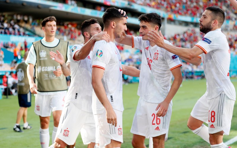 Para pemain Spanyol merayakan gol ke gawang Slovakia - Twitter/@EURO2020