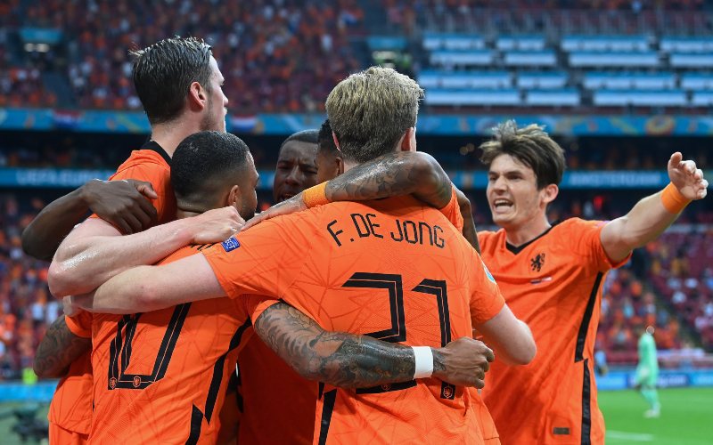 Pemain tim nasional Belanda merayakan gol yang dicetak ke gawang Denmark dalam fase grup Euro 2020 - Twitter/@EURO2020