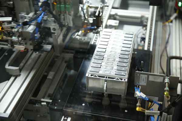 Pabrik baterai untuk kendaraan listrik BMW Brilliance Auto.  - BMW
