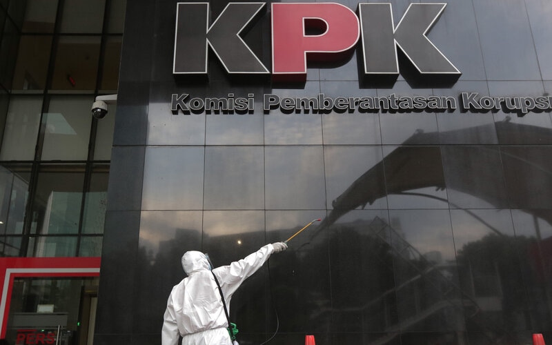 Petugas menyemprotkan cairan disinfektan di area Gedung Merah Putih KPK, Jakarta, Kamis ( (24/6/2021). KPK melakukan pembatasan kerja di kantor untuk sementara waktu setelah 36 pegawai terkonfirmasi positif Covid-19. - Antara/Reno Esnir.