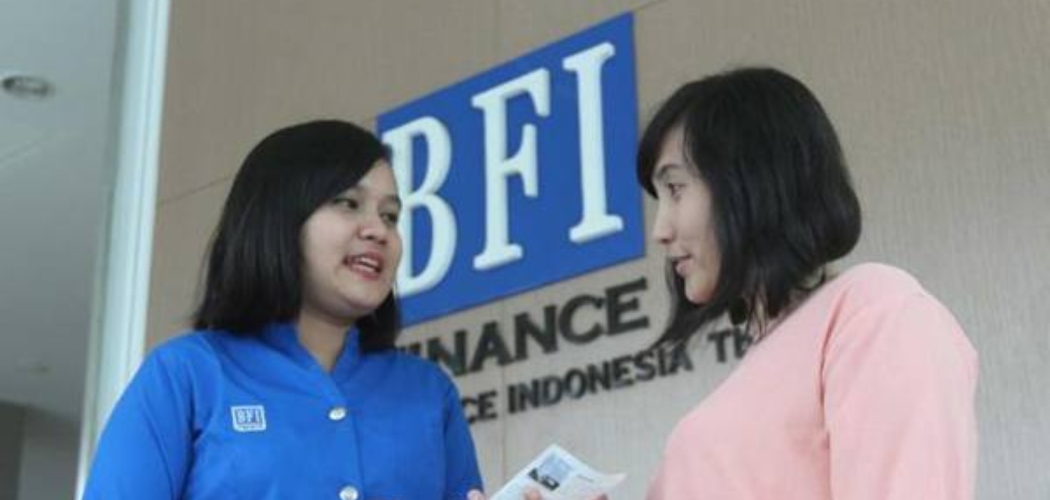 Karyawati memberikan penjelasan kepada nasabah di kantor BFI Finance di Jakarta. - JIBI/Endang Muchtar