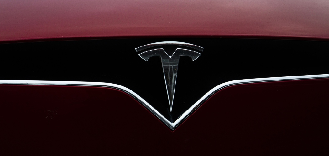 Logo Tesla Inc terpampang di sebuah unit mobil listrik buatan perusahaan tersebut di Fremont, California, AS, Senin (20/7/2020). - Bloomberg/Nina Riggio
