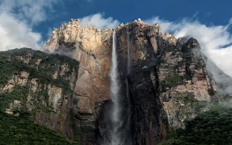 Ini Dia Air Terjun Tertinggi di Dunia, Tingginya 979 Meter