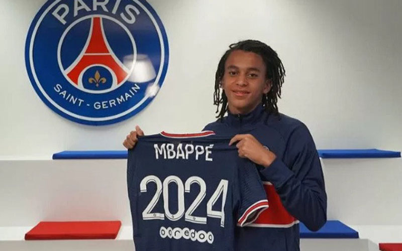 Adik Kylian Mbappe, Ethan Mbappe, berpose dengan jersey Paris Saint-Germain setelah diikat kontrak berdurasi 3 tahun di klub raksasa Prancis itu./Antara - psg.fr
