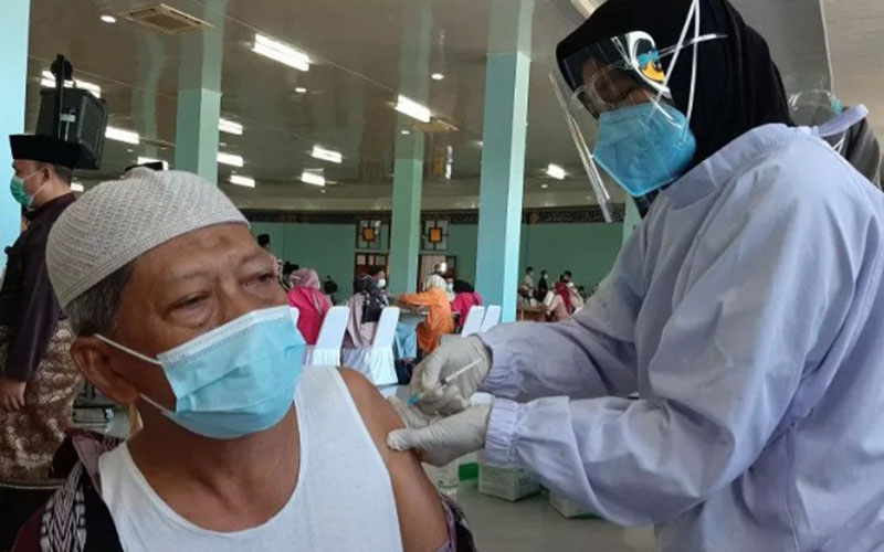 Seorang warga disuntik vaksin Covid-19 di aula Masjid Raya Dompak, Tanjungpinang, Kepulauan Riau, Jumat (26/3/2021).  - Antara