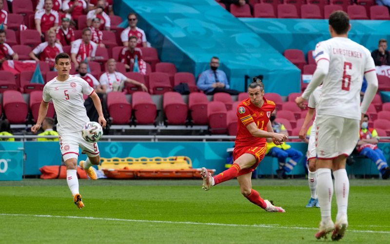 Kapten tim nasional Wales Gareth Bale (tengah) melepaskan tendangan ke arah gawang Denmark - Twitter/@EURO2020