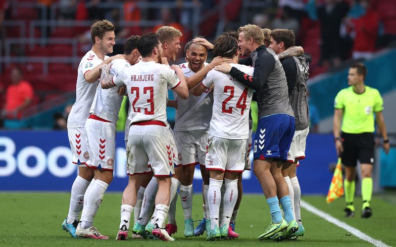 Para pemain Denmark merayakan gol ke gawang Wales dalam babak 16 besar Euro 2020 - Twitter/@EURO2020