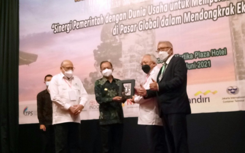 Gubernur Bali I Wayan Koster menerima cendramata dari Ketua Umum GPEI Benny Sutrisno (Tengah) dalam Rakernas GPEI 2021. - Bisnis/Luh Putu Sugiari