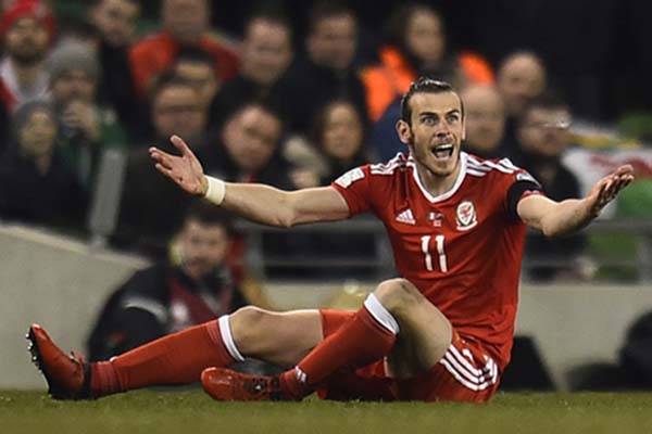 Gareth Bale dalam balutan jersey Wales/Reuters - Clodagh Kilcoyne