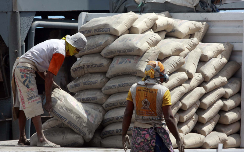 Pekerja memindahkan semen ke atas kapal di Pelabuhan Makassar, Sulsel, Senin (16/5).  - Bisnis.com