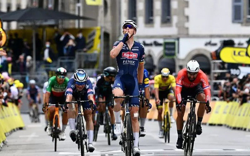 Tim Merlier, pebalap Belgia dari tim Alpecin-Fenix, melakukan selebrasi setelah menjuarai etape tiga Tour de France./Antara - Reuters