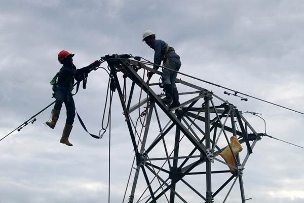 Pekerja memasang jaringan transmisi line 150 kilo volt (KV) Lasusua-Kolaka di Kabupaten Kolaka Utara, Senin (17/12/2018).  - Bisnis/Paulus Tandi Bone