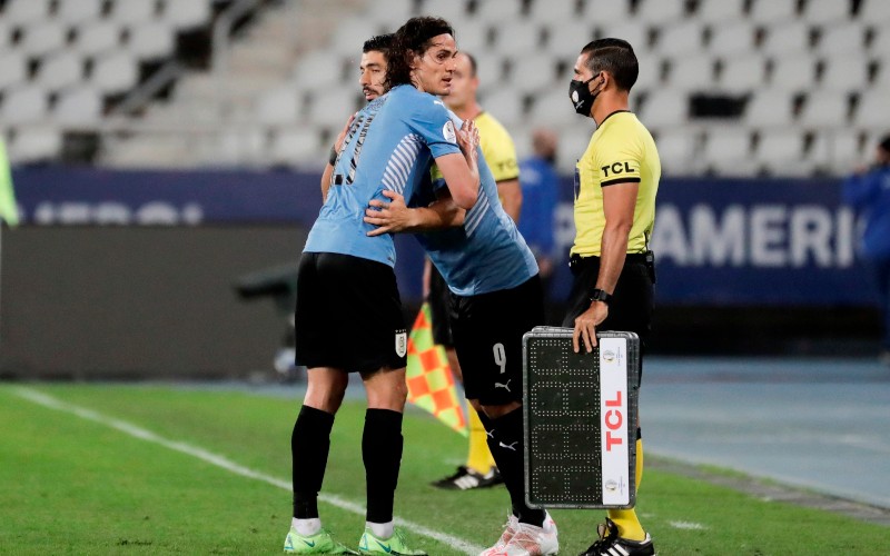 Penyerang Uruguay Edinson Cavani digantikan oleh Luis Suarez dalam laga melawan Paraguay di Copa America 2021 - Twitter/@CopaAmerica