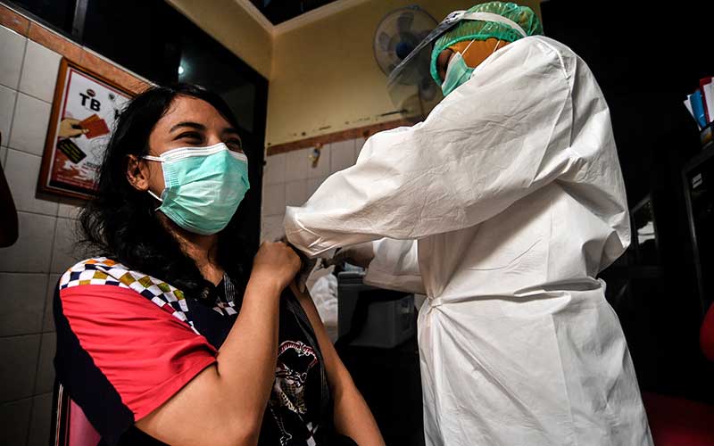 Petugas kesehatan memberikan contoh cara memvaksin seorang pasien saat simulasi pemberian vaksin Covid-19 Sinovac  di Puskesmas Kelurahan Cilincing I, Jakarta, Selasa (12/1/2021). ANTARA FOTO - Muhammad Adimaja
