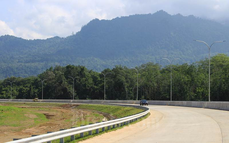 Proyek jalan tol Trans Sumatra ruas Padang - Pekanbaru Seksi Padang - Sicincin hingga kini progresnya baru mencapai 37,989 persen dari panjang pengerjaan 36,2 kilometer, Sabtu (13/3/2021). - Bisnis/Noli Hendra