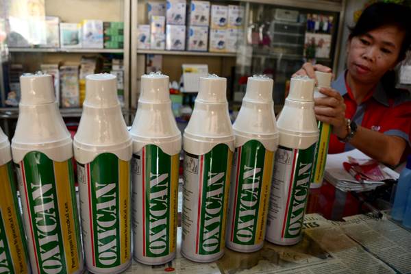 Penjual merapikan oksigen murni dalam kaleng di salah satu toko alat kesehatan di Palembang, Sumatera Selatan, Rabu (14/10). - Antara