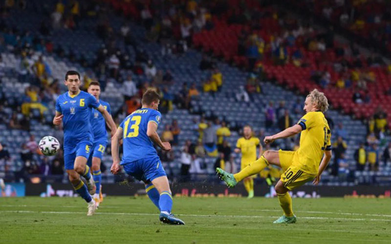 Gelandang serang Swedia Emil Forsberg (kanan) melepas tendangan yang hanya menyentuh tiang gawang Ukraina. - UEFA.com