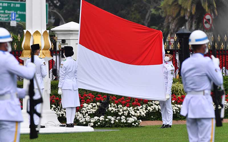Ilustrasi - Pasukan Pengibar Bendera Pusaka (Paskibraka) bersiap mengibarkan Bendera Merah Putih saat Upacara Peringatan Detik-Detik Proklamasi 1945 di Istana Merdeka, Jakarta, Senin (17/8/2020). - Antara/Agus Suparto