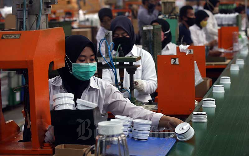 Pekerja menyelesaikan pembuatan perangkat alat elektronik rumah tangga di PT Selaras Citra Nusantara Perkasa (SCNP), Kabupaten Bogor, Jawa Barat, Rabu (19/8/2020). Bisnis - Abdullah Azzam