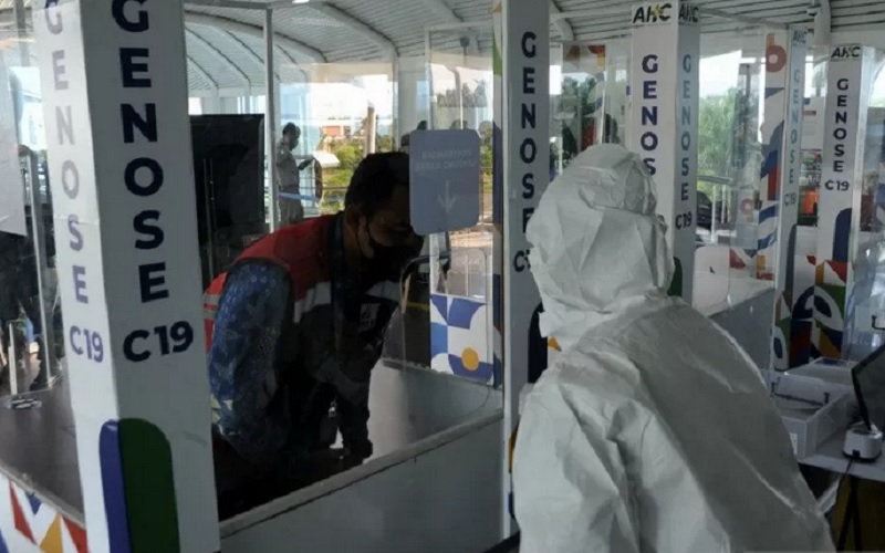Petugas memberikan arahan sebelum mencoba tes Covid-19 dengan alat GeNose C-19 pada uji coba, di anjungan LRT Bandara Sultan Mahmud Badarudin (SMB) II Palembang, Sumatra Selatan, Jumat (26/3/2021). - Antara\r\n\r\n
