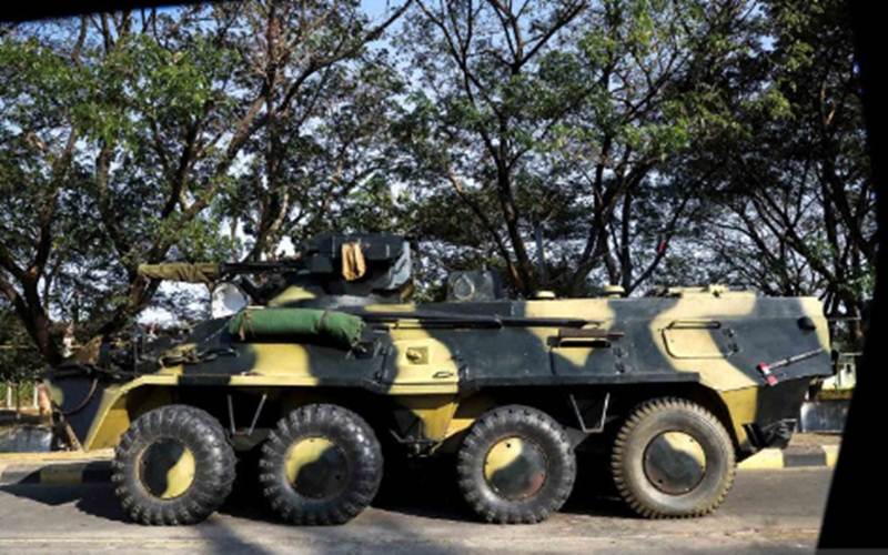 Ilustrasi - Personel militer dengan kendaraan tempur tank berjaga di Ibu Kota Naypritaw, Myanmar./Antara - Reuters/Stringer