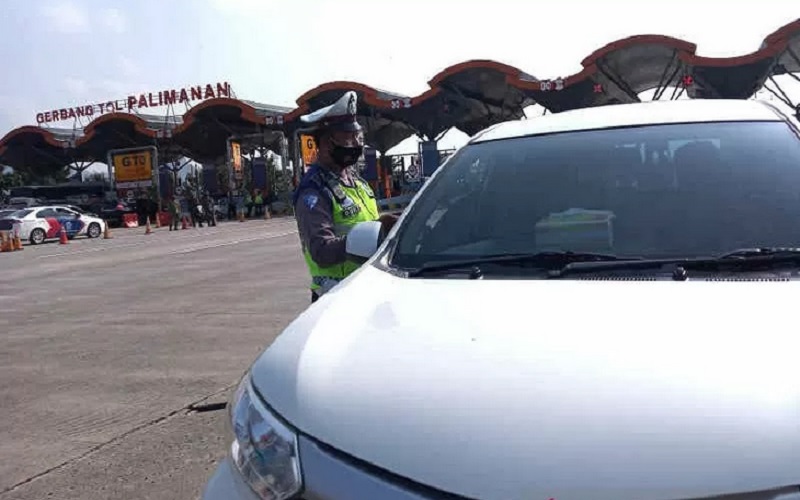 Ilustrasi - Petugas saat melakukan simulasi penyekatan di GT Palimanan, Cirebon. - Antara