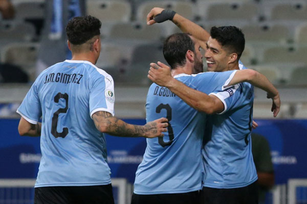 Tiga pemain andalan Timnas Uruguay, Luis Suarez (kanan), kapten tim Diego Godin (tengah), serta Jose Maria Gimenez. - Reuters