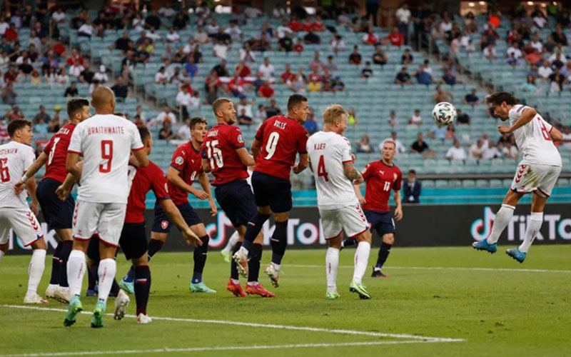 Thomas Delaney (kanan) menanduk bola untuk membuka gol Denmark ke gawang Republik Cheska. - UEFA.com