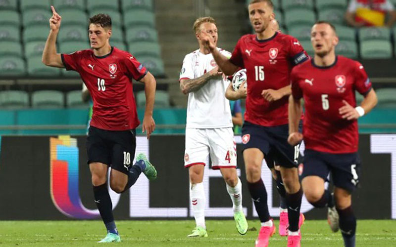 Ujung tombak Republik Cheska Patrik Schick (kiri) setelah mencetak gol ke gawang Denmark. - UEFA.com