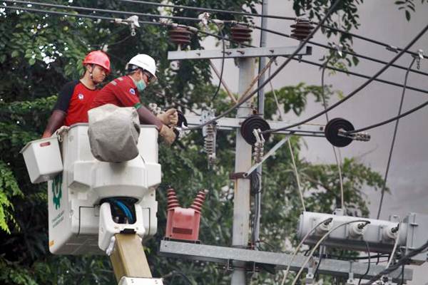 Teknisi Pengerjaan Dalam Keadaan Bertegangan (PDKB) mengerjakan perawatan jaringan listrik, di Makassar, Sulawesi Selatan, Rabu (2/1/2019). - Bisnis/Paulus Tandi Bone
