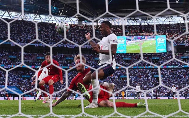 Proses terjadinya gol balasan Inggris ke gawang Denmark. - UEFA.com