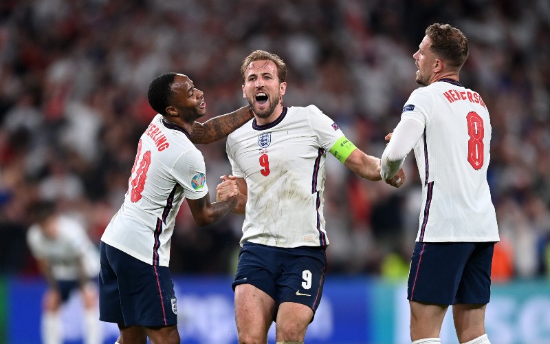 Raheem Sterling (dari kiri) merayakan gol Hary Kane bersama Jordan Henderson. Gol itu mengantarkan Inggris tampil ke final Euro 2020 - Twitter/@EURO2020