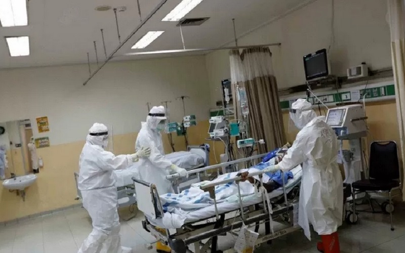 Ilustrasi - Tenaga medis dengan alat dan pakaian pelindung bersiap memindahkan pasien positif Covid-19 dari ruang ICU menuju ruang operasi di Rumah Sakit Persahabatan, Jakarta, Rabu (13/5/2020). - Antara