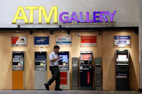 Nasabah melakukan transaksi perbankan di Galeri  ATM, di Bandung, Jawa Barat, Senin (9/4/2018). - JIBI/Rachman