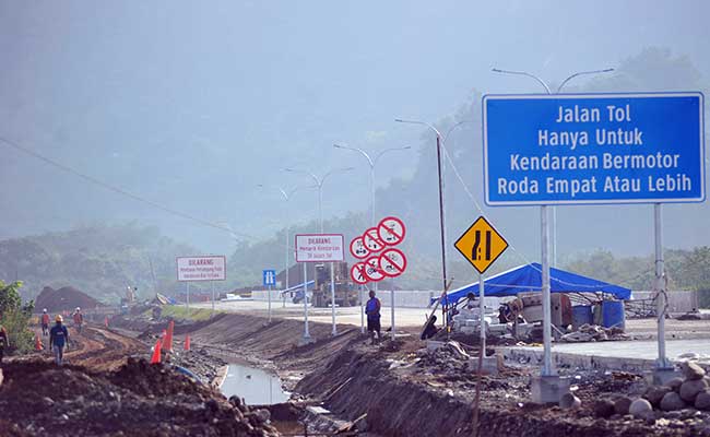 Sejumlah pekerja menyelesaikan pembangunan konstruksi jalan tol Padang - Sicincin, di KM 25 Jalan Bypass, Kabupaten Padangpariaman, Sumatera Barat, Senin (3/2/2020). Data Badan Pengatur Jalan Tol (BPJT), pembangunan tol Padang - Sicincin yang dimulai sejak 2018 sepanjang 30 kilometer menyambungkan Sumbar-Riau itu, progres fisiknya baru mencapai 13,85 persen dan lahan bebas sebesar 13,61 persen dengan target selesai pada Desember 2021. ANTARA FOTO - Iggoy el Fitra