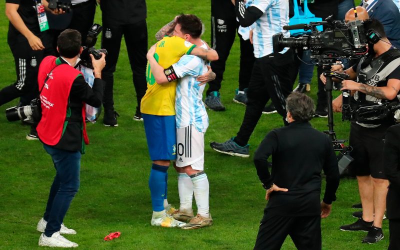 Momen Lionel Messi memeluk Neymar Jr. yang menangis usai Brasil gagal meraih kemenangan melawan Argentina dengan skor 0-1 di di Stadion Maracana, Rio de Janeiro, Brasil, Minggu (11/7/2021) - Twitter Copa America