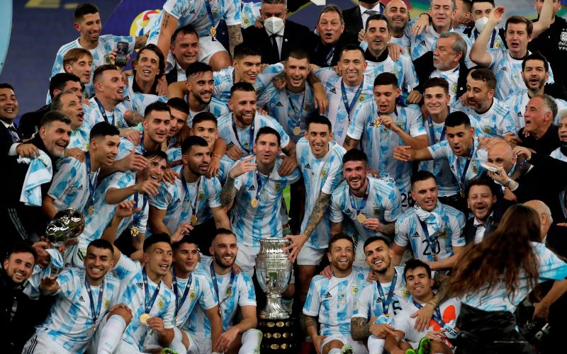 Para pemain Argentina merayakan gelar juara Copa America 2021. Tampak kapten timnas Argentina Lionel Messi berdiri di hadapan piala - Twitter/@CopaAmerica
