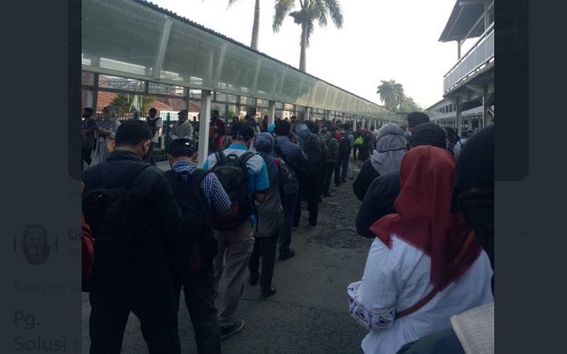 Antrean penumpang KRL di Stasiun Bogor, Jawa Barat, Senin (8/6/2020), mengular hingga di area parkir stasiun. - Twitter