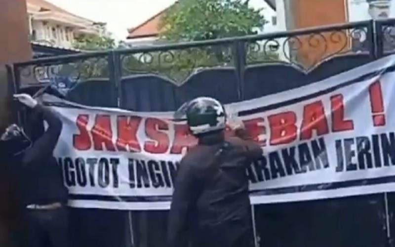 Tangkapan layar video massa memasangkan spanduk di depan Kantor Kejati Bali yang viral di salah satu media sosial (jeg.bali), Kamis (4/02/2021). - Antara/Ayu Khania Pranisitha
