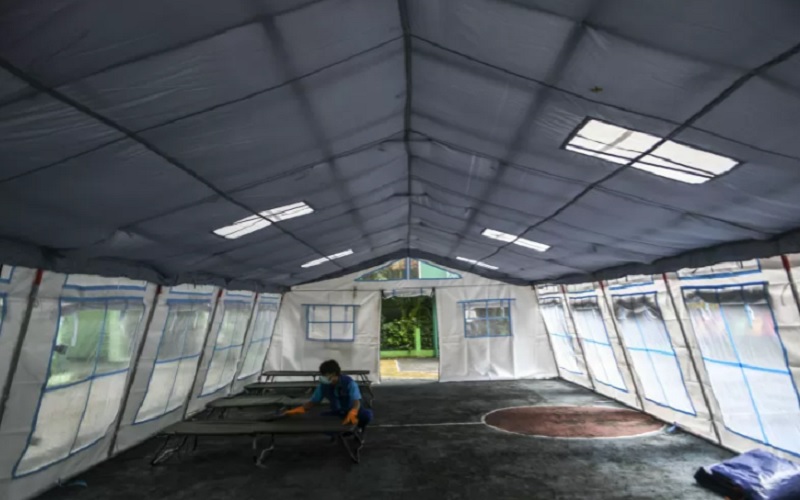Karyawan Rumah Sakit Umum Daerah (RSUD) Tarakan menyiapkan tempat tidur lipat (velbed) di dalam tenda darurat yang didirikan di halaman SDN 2 Cideng, Jakarta, Selasa (29/6/2021). Menyusul adanya lonjakan kasus Covid-19 di Jakarta, RSUD Tarakan mendirikan tenda darurat tersebut sebagai lokasi perawatan bagi pasien yang terkonfirmasi positif Covid-19 dengan kapasitas 10 tempat tidur. - Antara